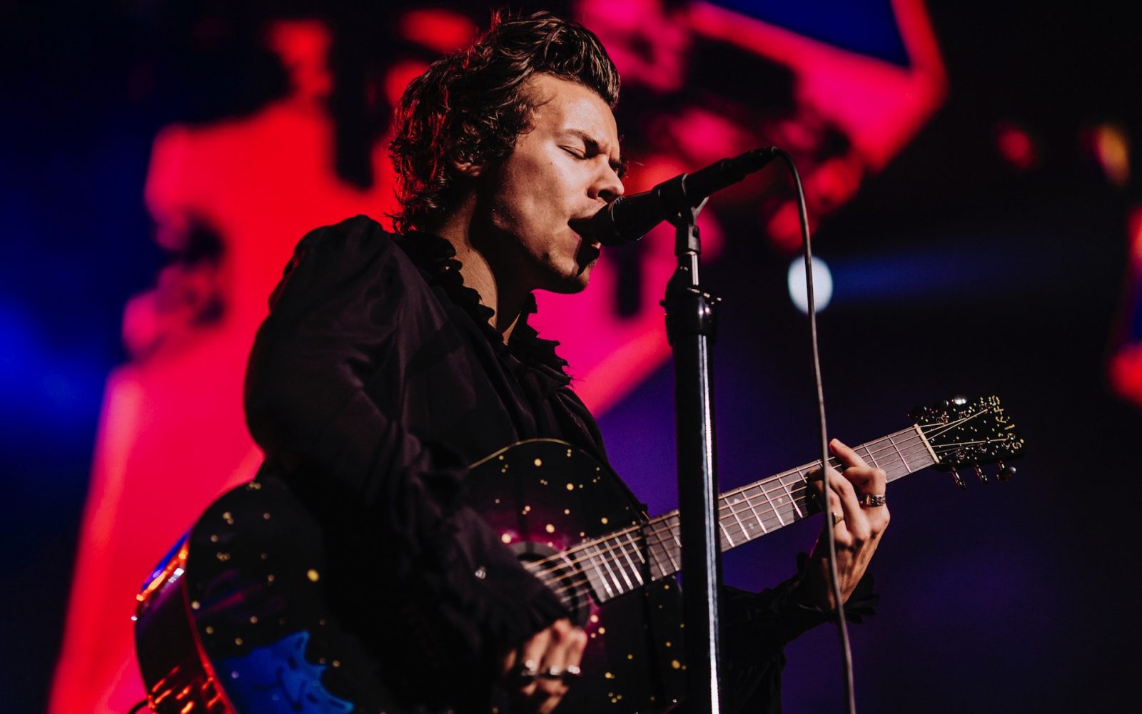 Harry Styles keeps his charisma and sheds his schoolboy status